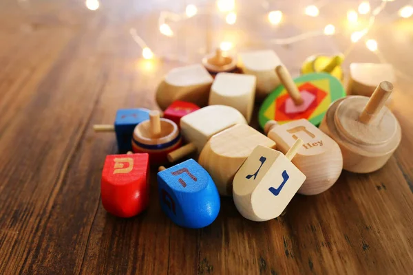 Bandiera Festa Ebraica Hanukkah Con Dreidels Legno Trottola Sfondo Legno — Foto Stock