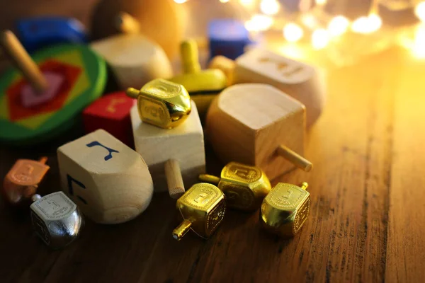 Bandiera Festa Ebraica Hanukkah Con Dreidels Legno Trottola Sfondo Legno — Foto Stock