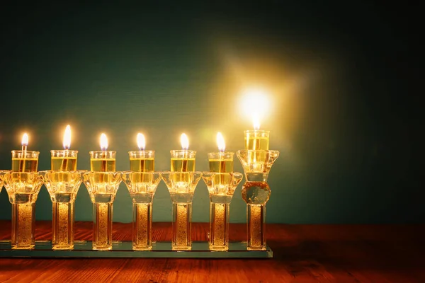 犹太假日的图像Hanukkah背景与水晶薄荷糖 传统的烛光 和油蜡烛 — 图库照片
