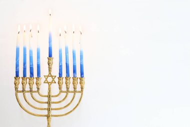 Menorah (geleneksel şamdan) ve mumlarla Yahudi bayramı Hanuka arkaplanının dini görüntüsü