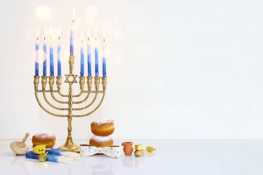 Menoralı Yahudi bayramı Hanuka resmi (geleneksel Candelabra), çörek ve ahşap dreidel (dönen top))