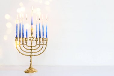Menorah (geleneksel şamdan) ve mumlarla Yahudi bayramı Hanuka arkaplanının dini görüntüsü