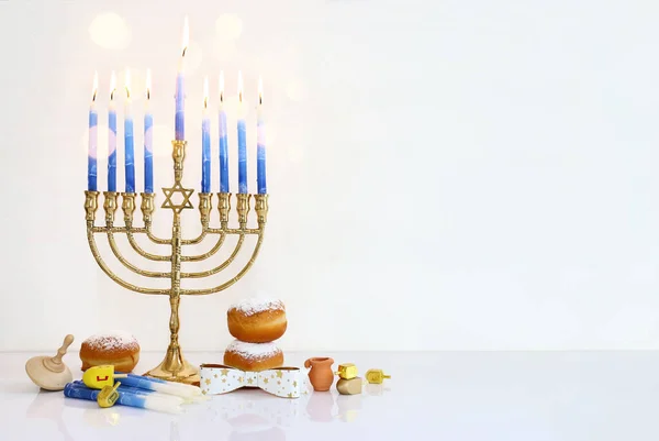 Imagem Feriado Judaico Hanukkah Com Menorah Candelabra Tradicional Rosquinha Dreidel — Fotografia de Stock