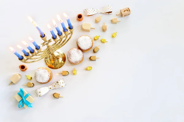 犹太节日光明节与薄荷糖 传统的坎德拉布拉 甜甜圈和木制德尔 纺纱顶部 的图像 — 图库照片