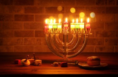 Menoralı Yahudi bayramı Hanuka resmi (geleneksel Candelabra), çörek ve ahşap dreidel (dönen top))