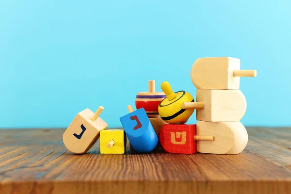 Immagine Festa Ebraica Hanukkah Con Dreidels Legno Trottola Sfondo Legno — Foto Stock