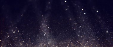 Soyut parıltılı ışıkların arkaplanı. Gümüş, altın ve siyah. & Odaklan