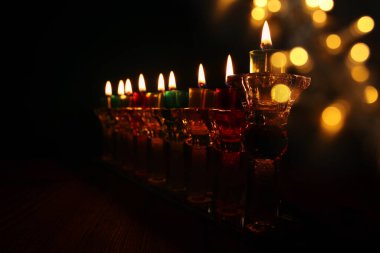 Yahudi bayramı arkaplan resmi kristal menorah (geleneksel şamdan) ve yağ mumları ile