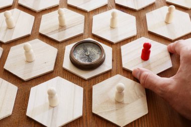 Ahşap masa, insan kaynakları ve yönetim kavramının üzerindeki insan figürlerinin iş konsepti