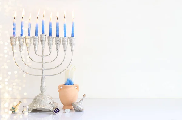 ユダヤ人の休日の画像MenorahとHanukka 伝統的なカンデラブラ — ストック写真