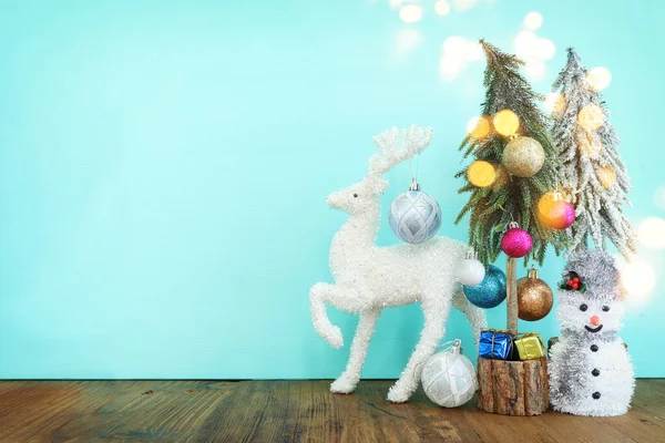 Bild Julgran Med Dekorationer Och Vita Rådjur Framför Pastell Blå — Stockfoto