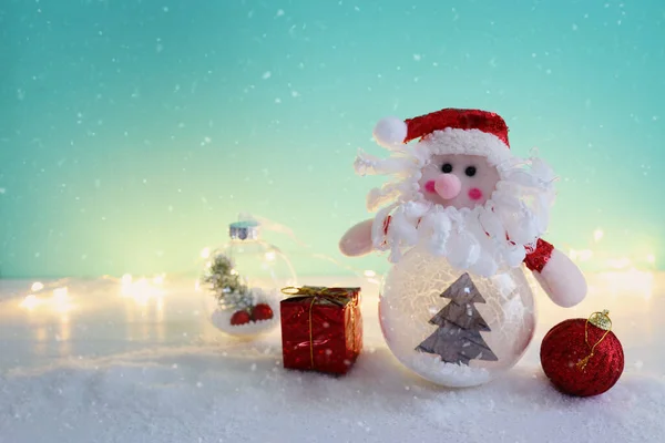Bild Der Christbaumkugel Mit Weihnachtsmann Vor Pastellblauem Hintergrund — Stockfoto