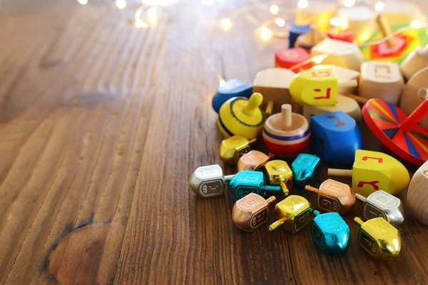 Bandiera Festa Ebraica Hanukkah Con Dreidels Legno Trottola Sfondo Legno — Foto Stock