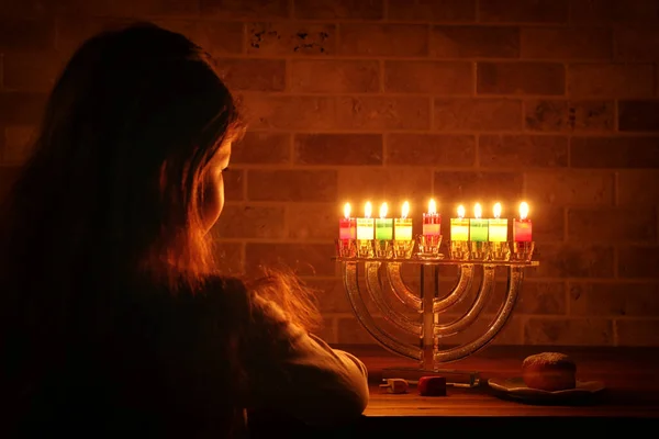 Низьке Ключове Зображення Єврейського Свята Ханука Дівчиною Яка Дивиться Медіа — стокове фото