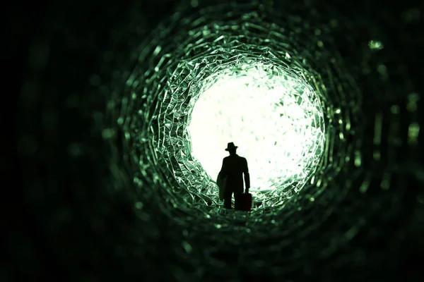 トンネルの端で光を見るというコンセプトのイメージ Sfか謎 — ストック写真