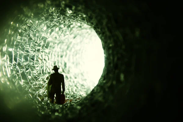トンネルの端で光を見るというコンセプトのイメージ Sfか謎 — ストック写真