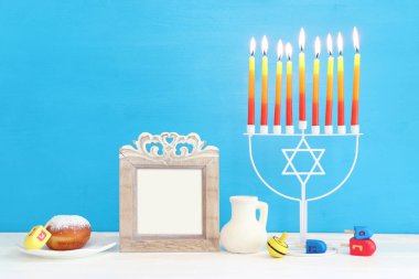 Menoralı Yahudi bayramı Hanuka resmi (geleneksel Candelabra), çörek ve ahşap dreidel (dönen top))