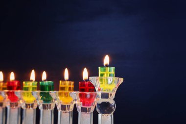 Yahudi bayramı arkaplan resmi kristal menorah (geleneksel şamdan) ve yağ mumları ile