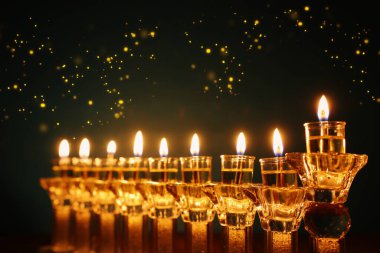 Yahudi bayramı arkaplan resmi kristal menorah (geleneksel şamdan) ve yağ mumları ile