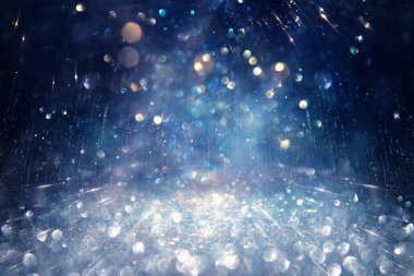 Soyut parıltılı ışıkların arkaplanı. Gümüş, mavi ve siyah. & Odaklan