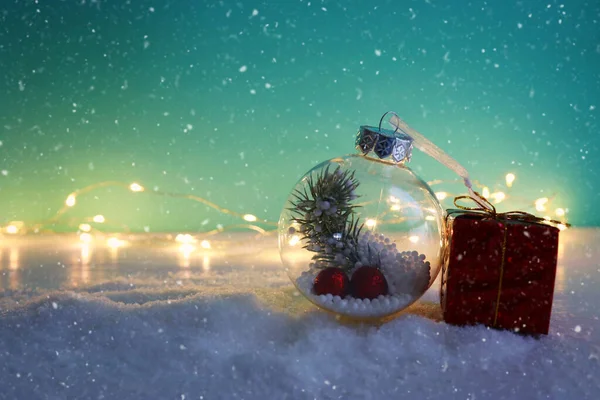Immagine Natale Festivo Albero Palla Decorazione Davanti Sfondo Blu Pastello — Foto Stock