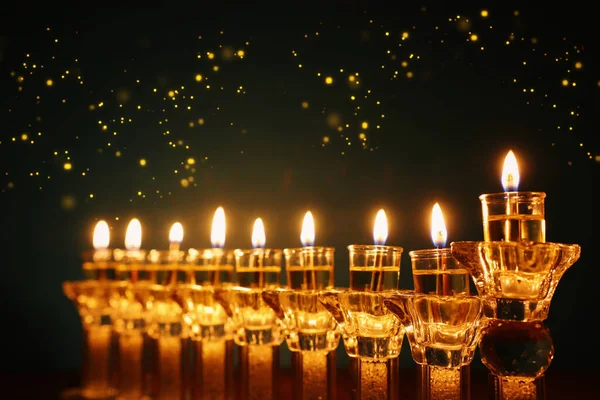 Imagen Vacaciones Judías Fondo Hanukkah Con Menorá Cristal Candelabros Tradicionales — Foto de Stock