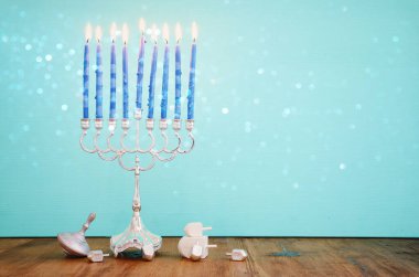 Menorah (geleneksel şamdan) ve mumlarla Yahudi bayramı Hanuka arkaplanının dini görüntüsü
