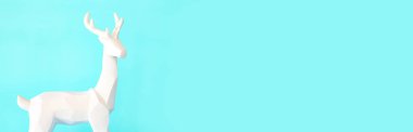 Pastel mavi arka planda beyaz geyik resmi
