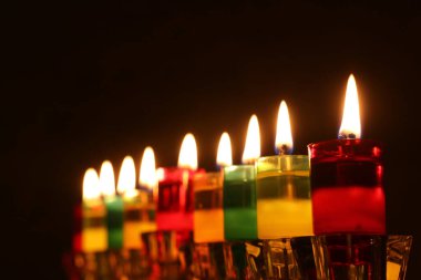 Yahudi bayramı arkaplan resmi kristal menorah (geleneksel şamdan) ve yağ mumları ile