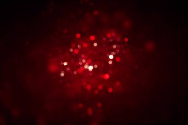 Soyut kırmızı, altın ve siyah parıltılı ışıkların arkaplanı. Odaklanamadı