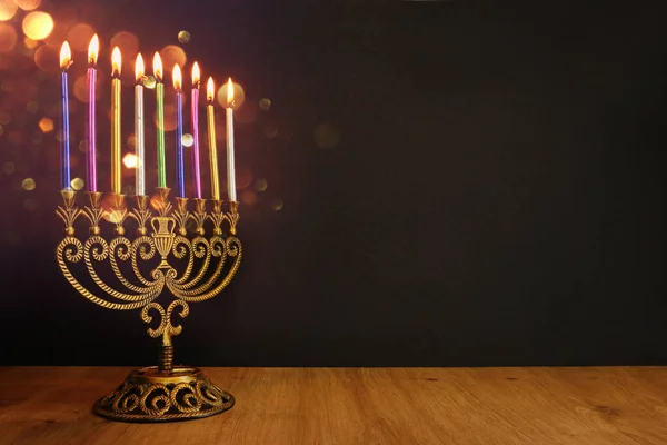 ユダヤ教の休日のイメージMenorah 伝統的な燭台 とキャンドルとハヌカの背景 — ストック写真