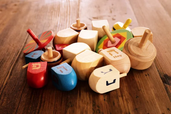 Imagen Vacaciones Judías Hanukkah Con Dreidels Madera Peonza Sobre Fondo — Foto de Stock