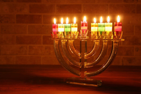 изображение еврейского праздника Ханука фон с хрустальной менорой (традиционные канделябры) и масляными свечами