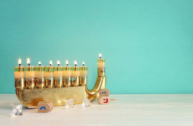 Menorah (geleneksel Candelabra) ve ahşap dreidel (dönen top) ile Yahudi bayramı Hanuka resmi)
