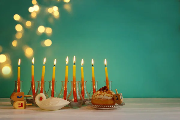 Yaratıcı Menoralı Yahudi Bayramı Hanuka Resmi Geleneksel Candelabra Çörek Ahşap — Stok fotoğraf