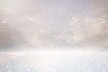 Pırıl pırıl ışıklar arka plan. Gümüş, altın ve beyaz. Odaklanmamış