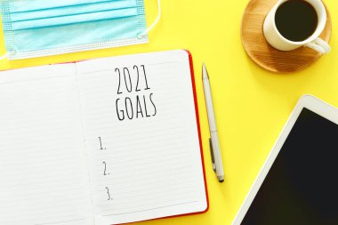 Üst görünüm iş konsepti 2021 gol listesi, defter, ahşap masa üzerinde kahve