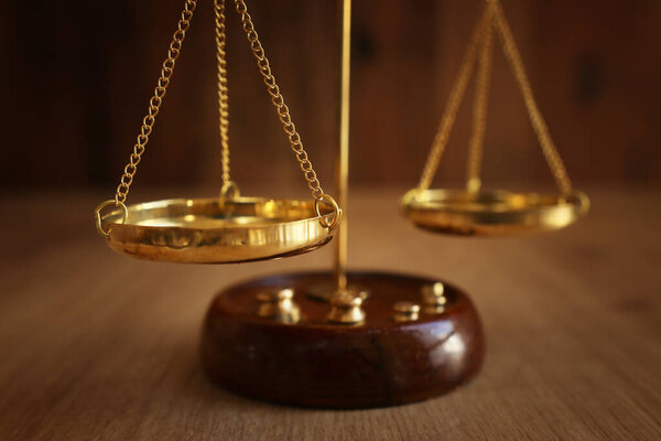 Винтажная шкала закона над деревянным столом