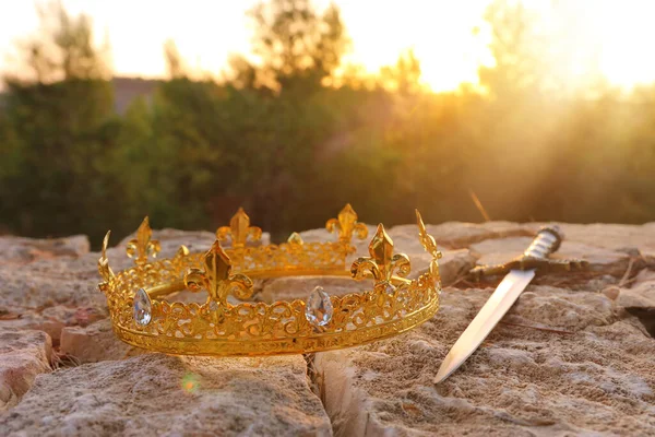 Misteriosa Mágica Foto Ouro Rei Coroa Espada Inglaterra Bosques Sobre — Fotografia de Stock