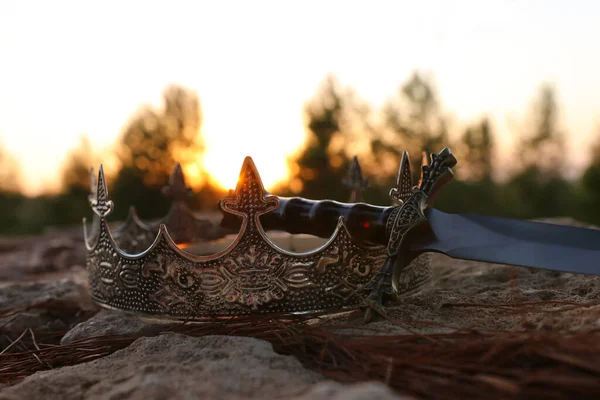 Misteriosa Mágica Foto Corona Plata Rey Espada Bosque Inglaterra Sobre —  Fotos de Stock