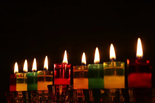 ユダヤ人の休日のイメージ水晶Menorah 伝統的な燭台 とオイルキャンドルとハヌカの背景 — ストック写真