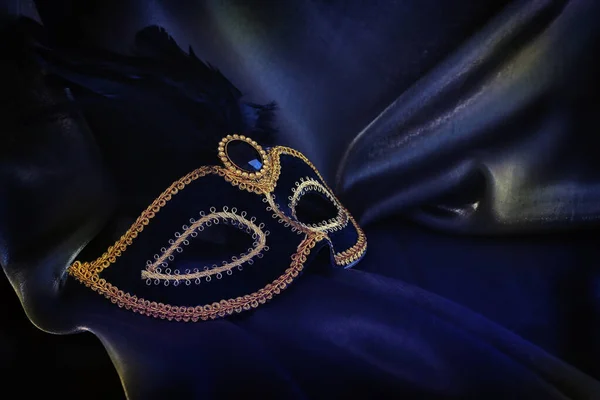 Foto Der Eleganten Und Zarten Venezianischen Maske Auf Dunklem Seidenhintergrund — Stockfoto