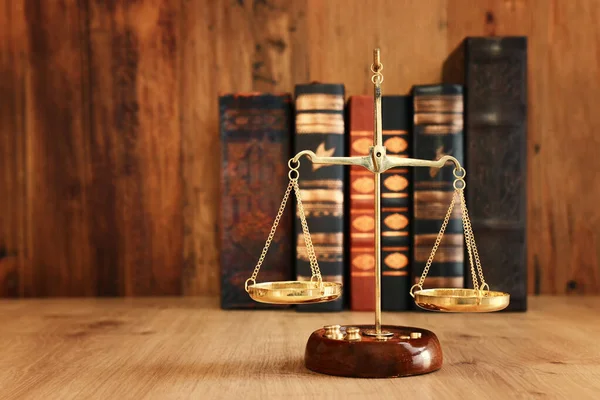 Vintage Law Scale Wooden Table — Stock Photo, Image