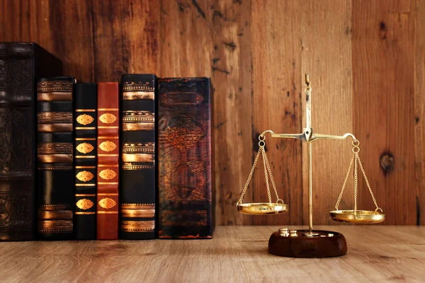 Винтажная Шкала Закона Над Деревянным Столом — стоковое фото