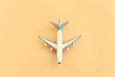Sarı arka plan üzerinde uçağın en üstteki görüntüsü