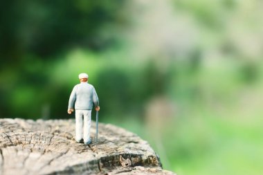 Gün batımında tarlada yalnız yürüyen gizemli bir adamın gerçeküstü görüntüsü.