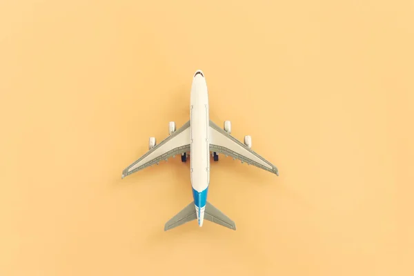 Вид Зверху Фото Літака Над Пастельним Жовтим Тлом — стокове фото