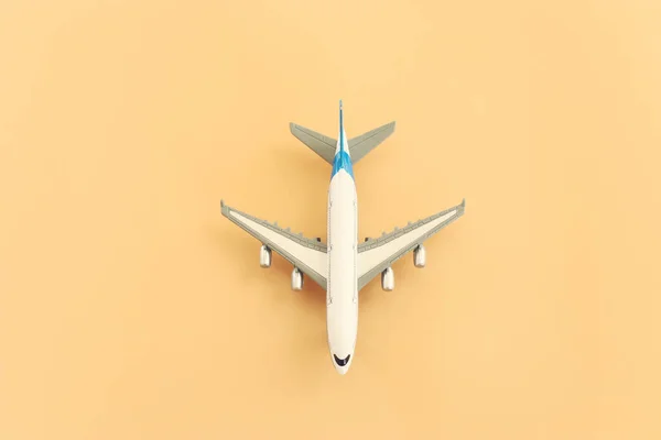 Foto Vista Superior Avião Sobre Fundo Amarelo Pastel — Fotografia de Stock