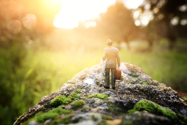 Imagen Surrealista Del Hombre Misterioso Caminando Solo Durante Atardecer — Foto de Stock