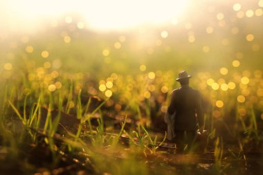 Gün batımında yalnız yürüyen gizemli bir adamın gerçeküstü görüntüsü.